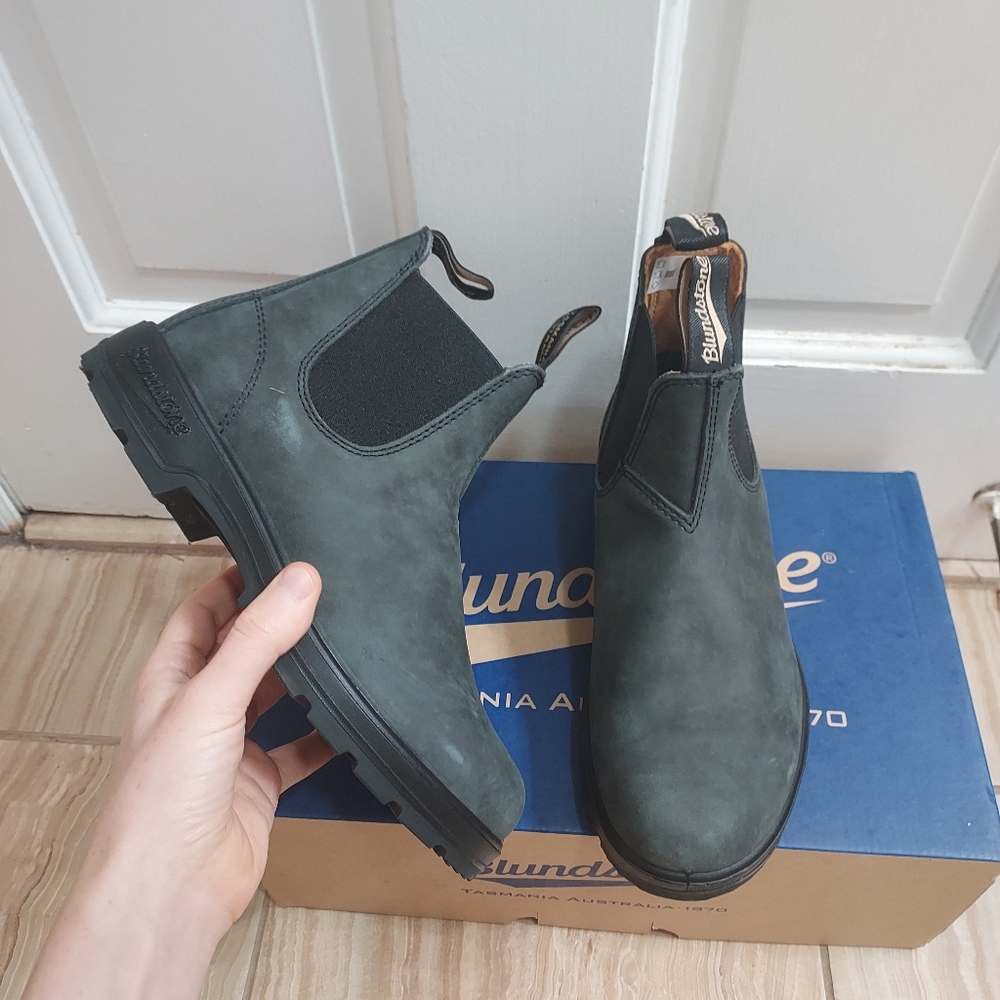 New! Blundstone 587’s Women’s Classic Chelsea Boot - Rustic Black